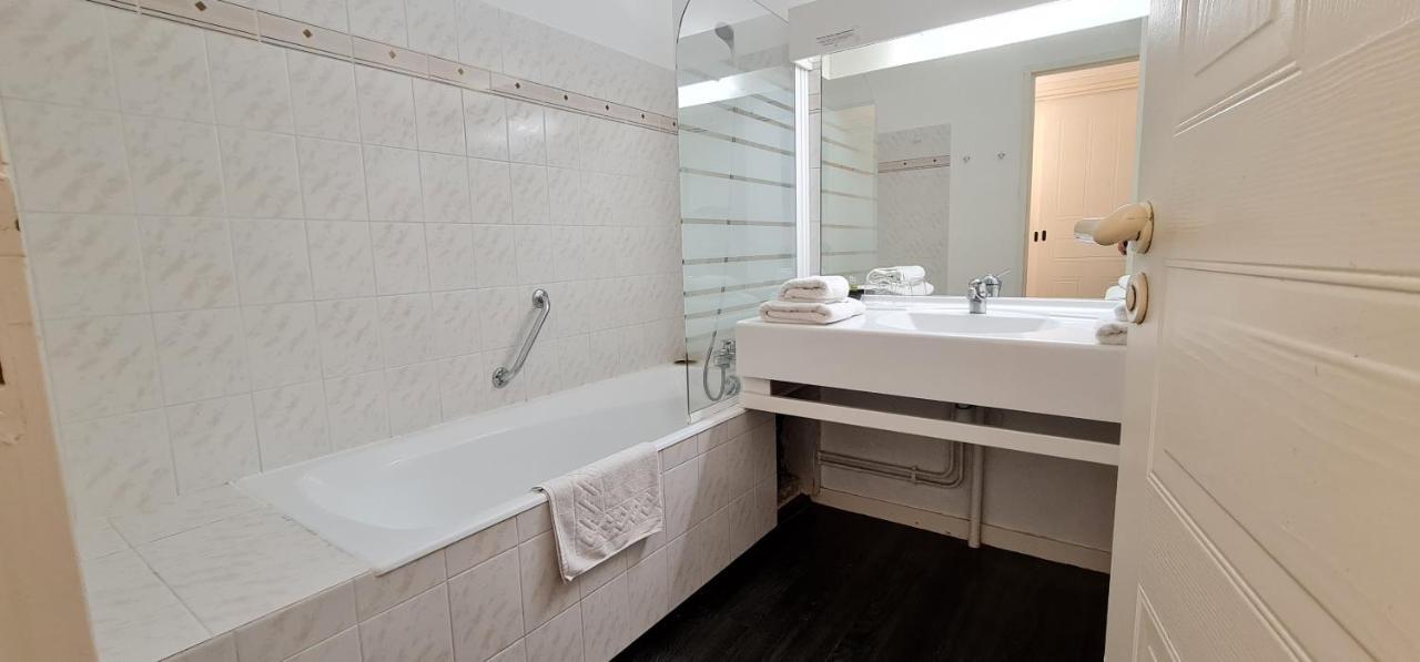 Fasthotel Oloron Hostellerie Du Paon Blanc Lurbe-Saint-Christau Dış mekan fotoğraf