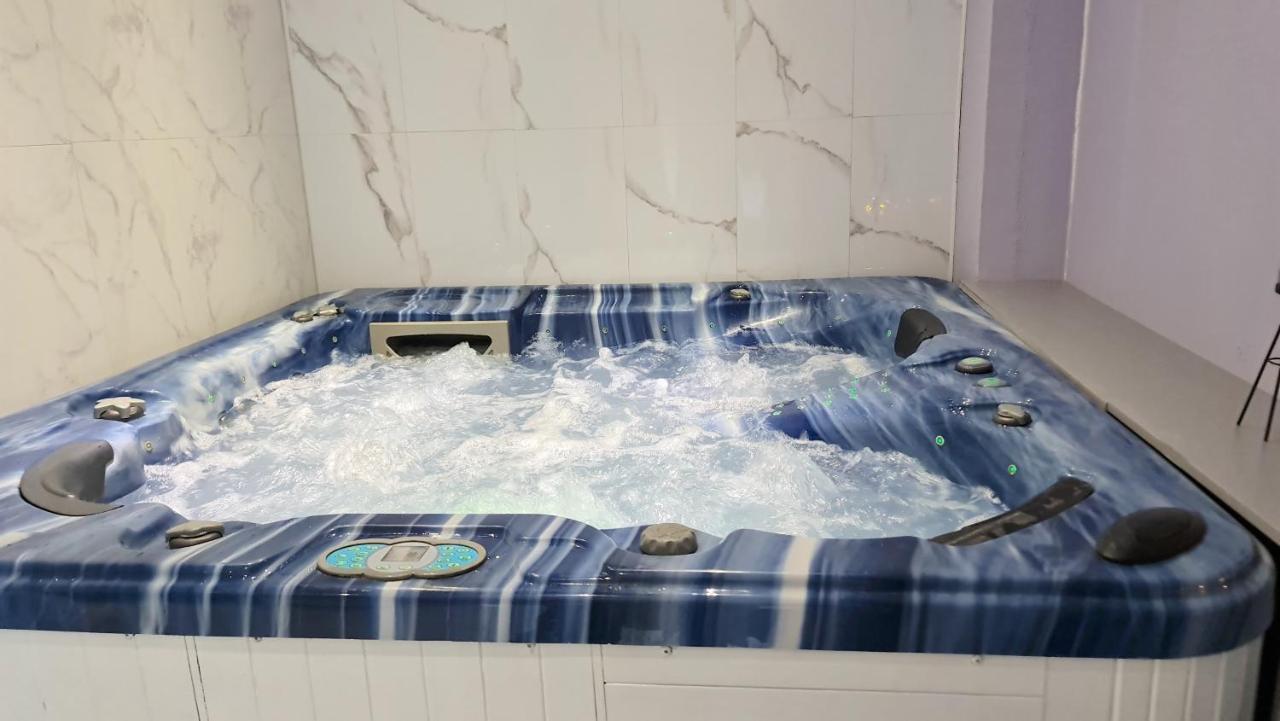 Fasthotel Oloron Hostellerie Du Paon Blanc Lurbe-Saint-Christau Dış mekan fotoğraf