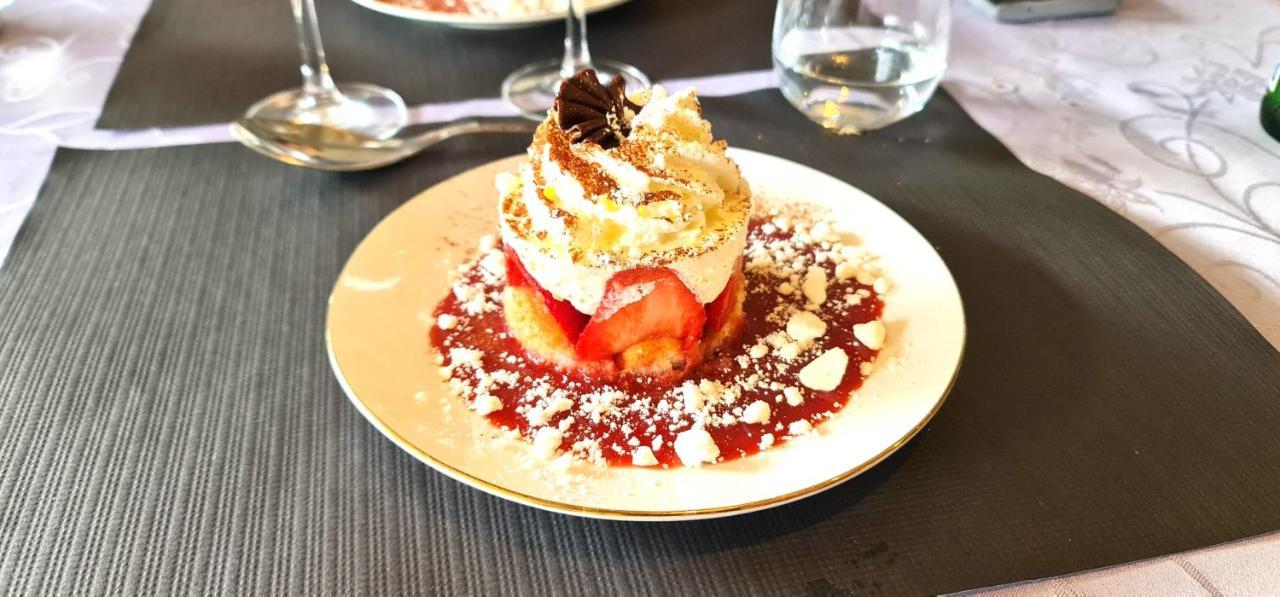 Fasthotel Oloron Hostellerie Du Paon Blanc Lurbe-Saint-Christau Dış mekan fotoğraf