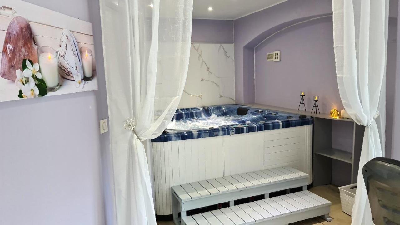 Fasthotel Oloron Hostellerie Du Paon Blanc Lurbe-Saint-Christau Dış mekan fotoğraf